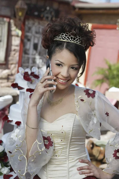 Quinceañera usando el teléfono celular — Foto de Stock