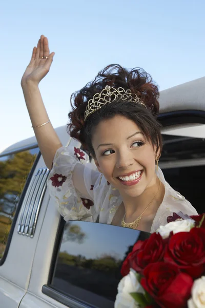 Quinceanera viftande hand från bilrutan — Stockfoto