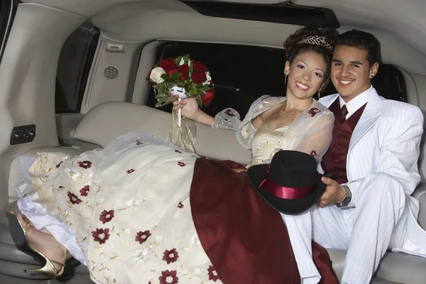 Šťastný quinceanera sedí v limuzíně s partnerem — Stock fotografie