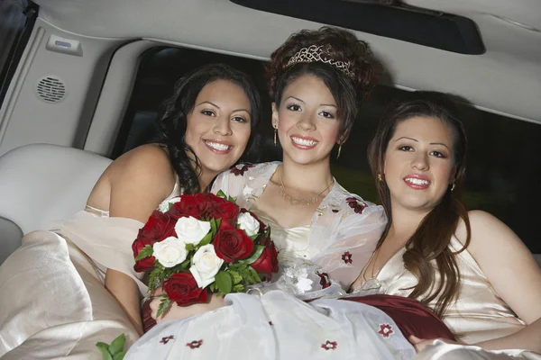 Quinceanera sitzt mit Freunden in Limousine — Stockfoto