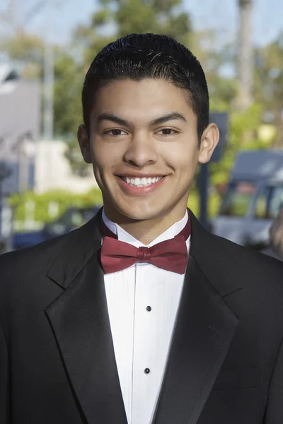 Glad tonårspojke i smoking på quinceanera — Stockfoto