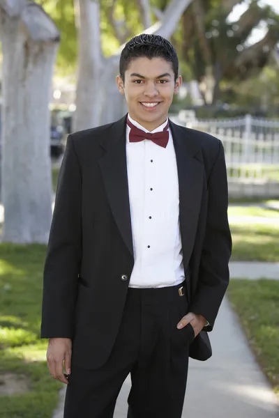 Adolescente en esmoquin de pie con la mano en el bolsillo en Quinceañera —  Fotos de Stock