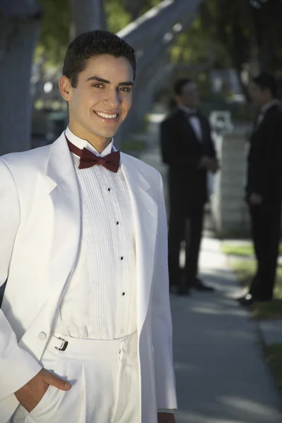 Guapo joven en esmoquin sonriendo en Quinceañera —  Fotos de Stock