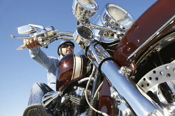 Biker rijden motorfiets — Stockfoto