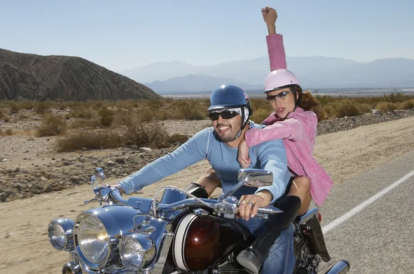 Paar hat Spaß auf dem Motorrad — Stockfoto
