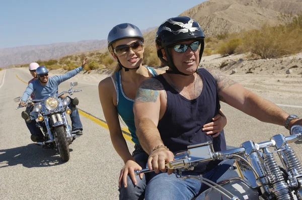 砂漠の道に乗ってバイク — ストック写真