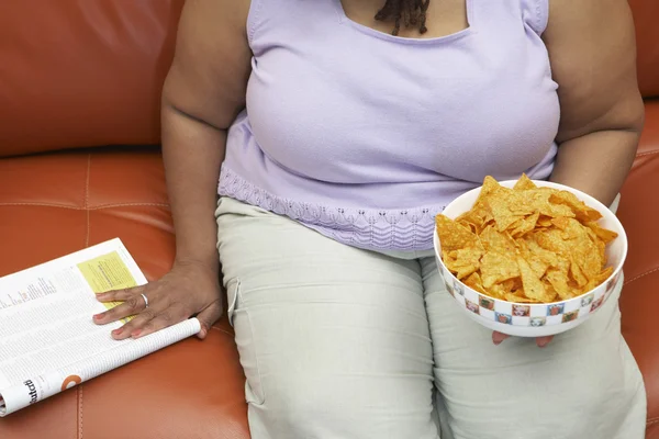 Mujer obesa con un tazón de nachos —  Fotos de Stock