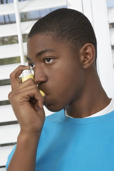 Ung pojke med astma inhalator — Stockfoto