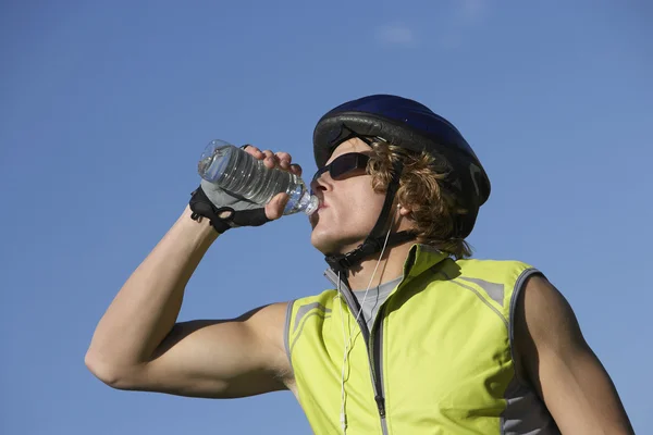 Cyklist dricksvatten från flaska — Stockfoto