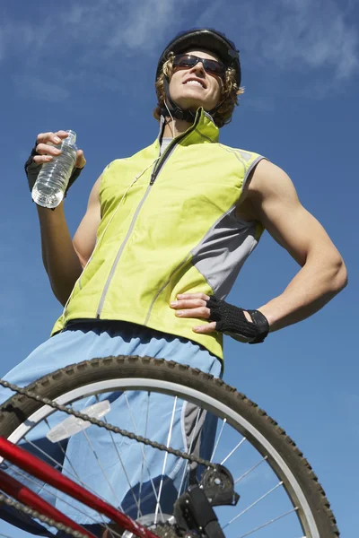 Radler hält Flasche Wasser in der Hand — Stockfoto