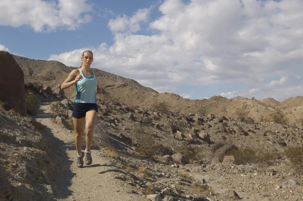 Bella donna che fa jogging in montagna — Foto Stock