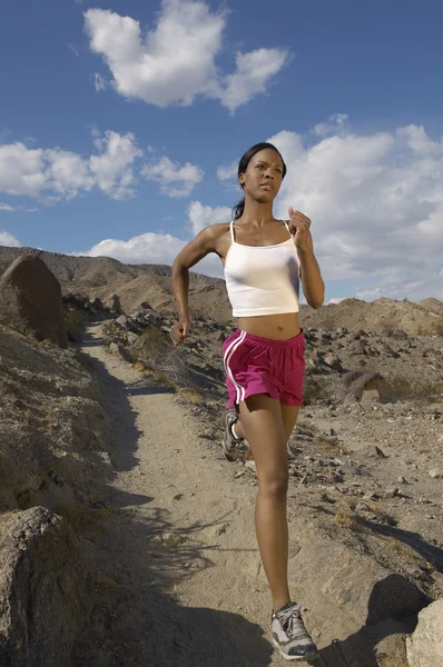 Mulher Jogging em montanhas — Fotografia de Stock