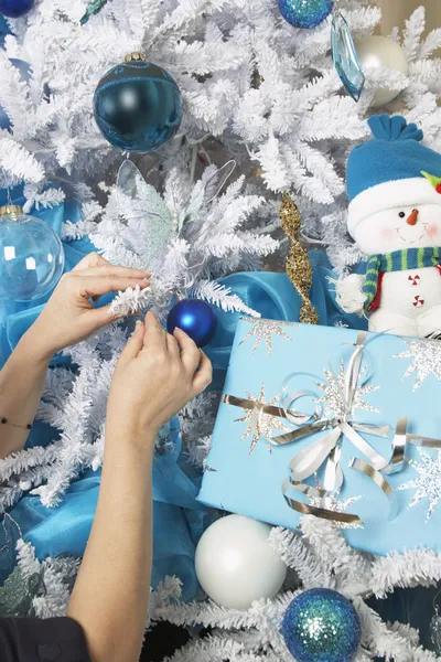 Manos decorando el árbol de Navidad —  Fotos de Stock