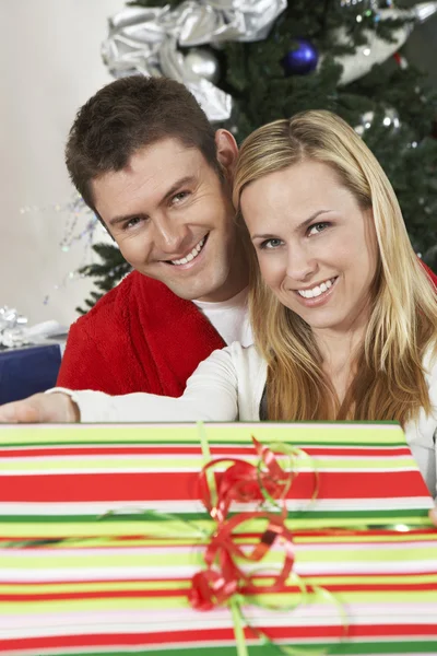 Счастливая белая пара с подарочной коробкой — стоковое фото