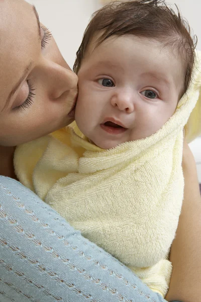 Primo piano di donna baciare bambino — Foto Stock