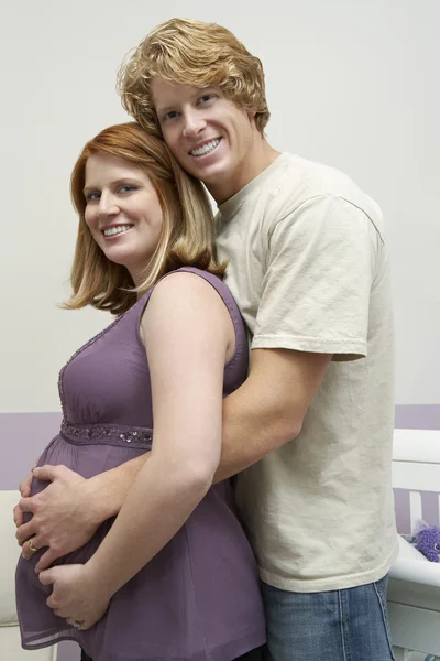 Couple enceinte Faire place à la maison — Photo