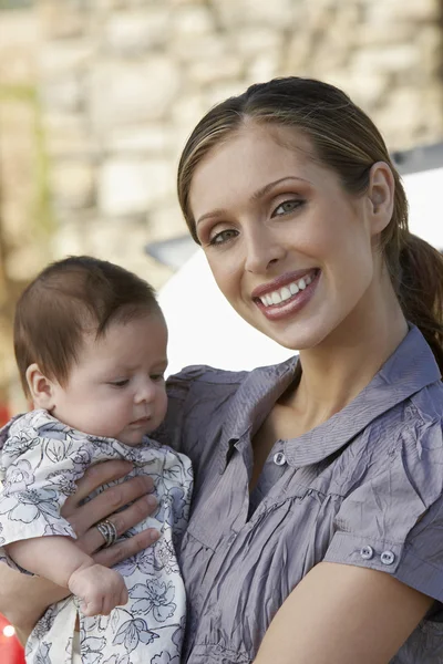 Madre che porta il bambino — Foto Stock