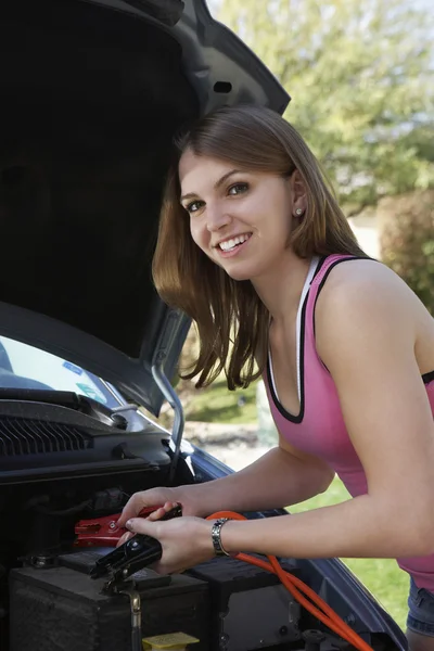 Frau mit Springerkabeln im Auto — Stockfoto