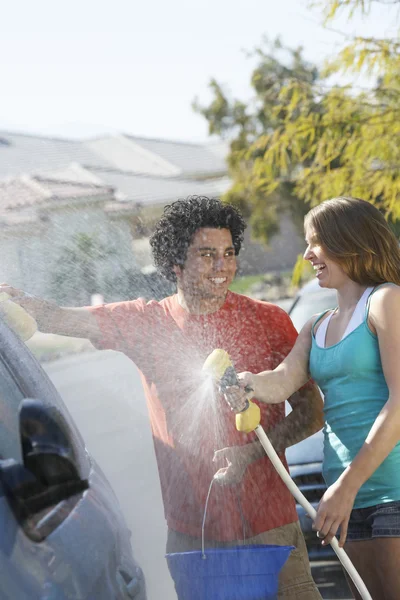 Couple Washing Car Together — Stock Photo, Image