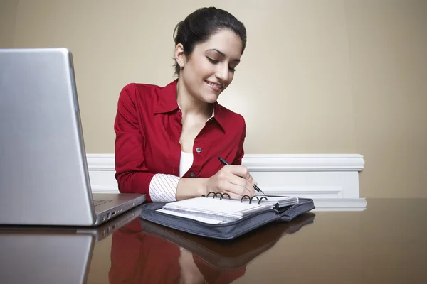 Recepcionista escribiendo en el diario — Foto de Stock