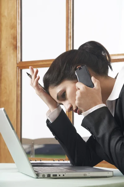 Gespannen zakenvrouw aanwezigheidsdienst — Stockfoto