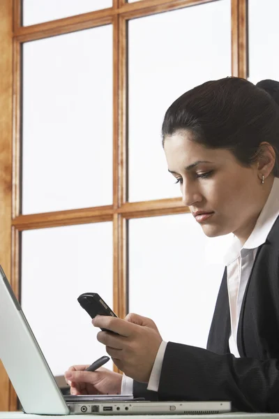 Affärskvinna med hjälp av mobiltelefon — Stockfoto