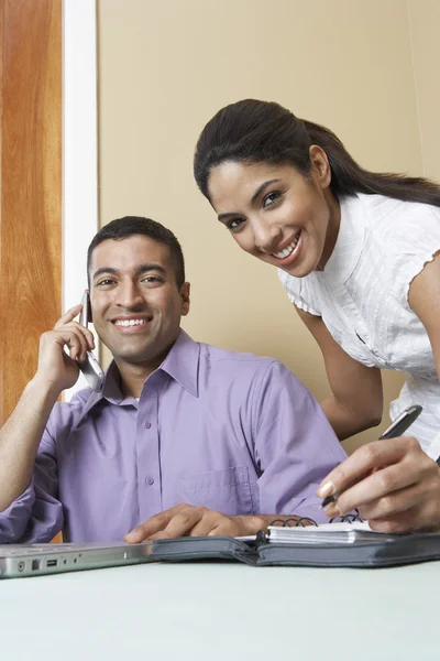 Geschäftsmann und Frau arbeiten im Büro — Stockfoto