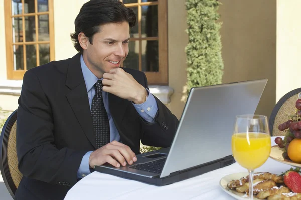 Homem de negócios trabalhando no laptop — Fotografia de Stock