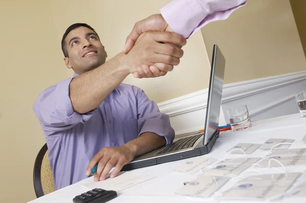 Homme d'affaires serrant la main avec un collègue — Photo