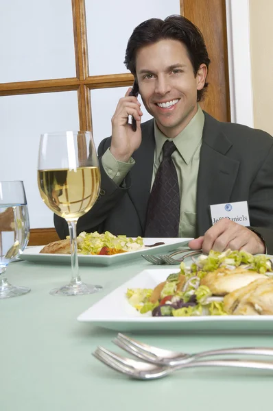 Empresario en una llamada en la mesa de comedor —  Fotos de Stock