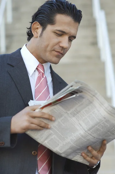 Geschäftsmann liest Zeitung — Stockfoto