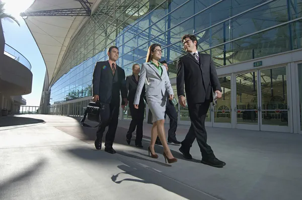 Businesspeople Walking Past Office Building — Stock Photo, Image