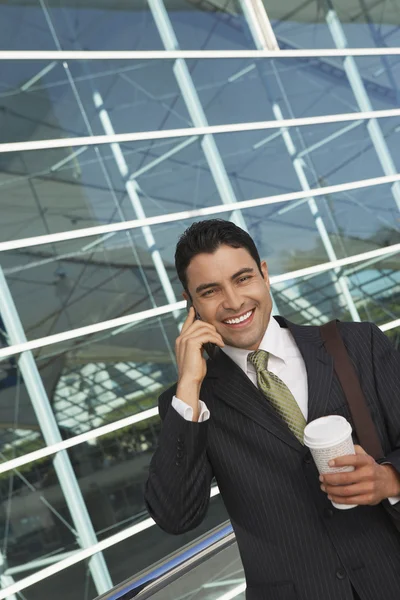 Affärsman med mobiltelefon — Stockfoto