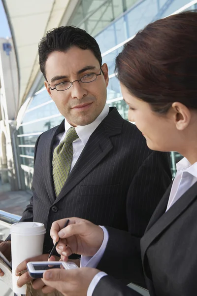 Företagare att diskutera utanför kontoret — Stockfoto