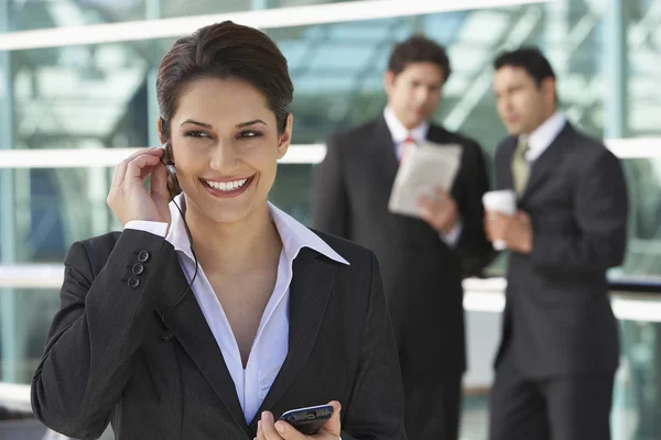 Femme d'affaires utilisant un téléphone portable en dehors du bureau — Photo