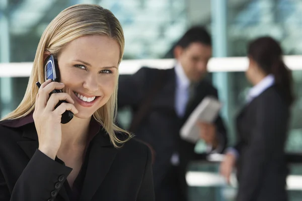 Empresária feliz usando telefone celular — Fotografia de Stock