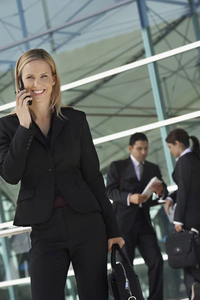 Mujer de negocios usando el teléfono celular —  Fotos de Stock