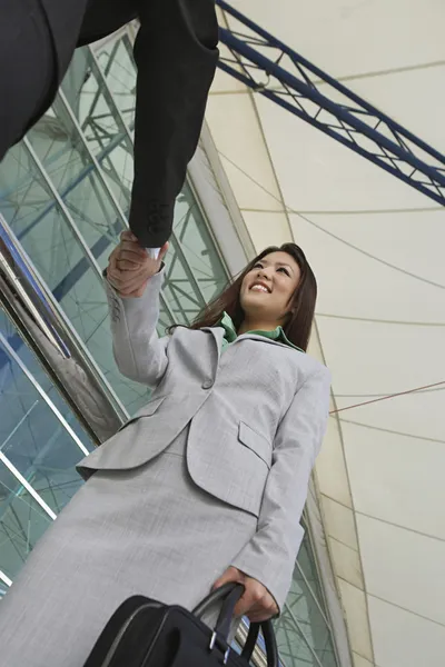 Femmes d'affaires saluant un collègue masculin — Photo