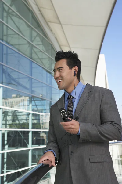 Stilig affärsman med hjälp av mobiltelefon — Stockfoto