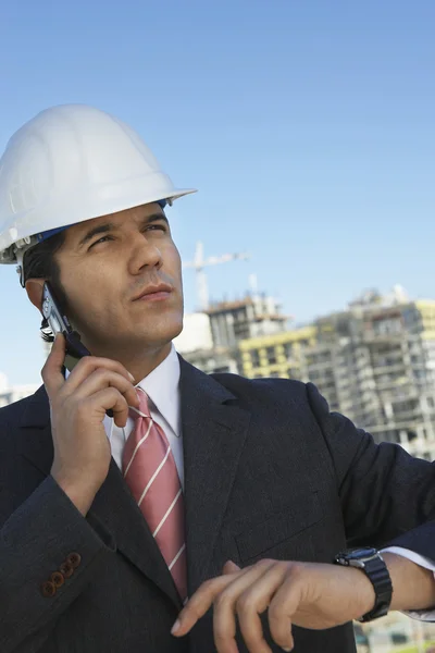 Arquitecto masculino usando casco de guardia — Foto de Stock