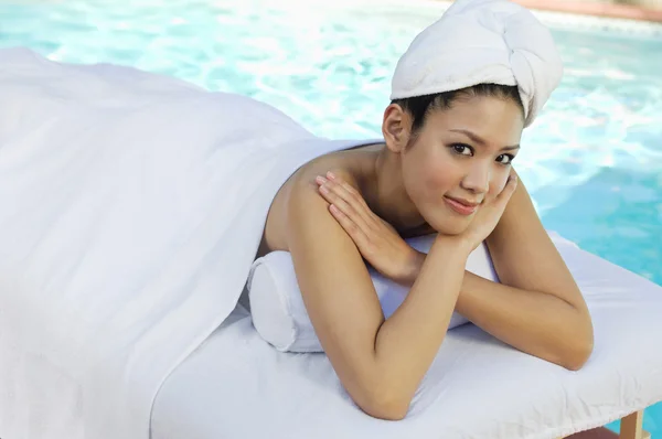 Mulher relaxante junto à piscina — Fotografia de Stock