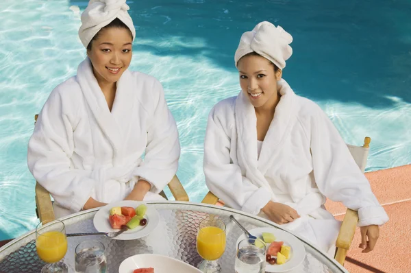 Female Friends Having Breakfast — Stock Photo, Image