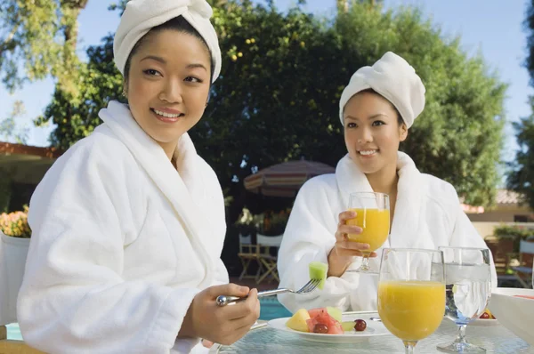 Frauen frühstücken — Stockfoto