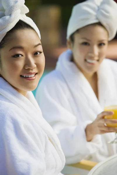 Mujeres en Albornoces en el Spa de Salud — Foto de Stock