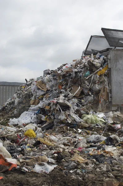 Vrachtwagen teruggooi vuilnis — Stockfoto