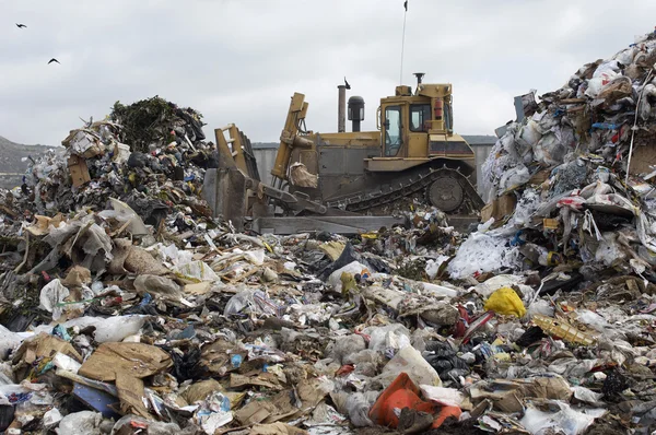 Graafmachine op dumping van grond — Stockfoto