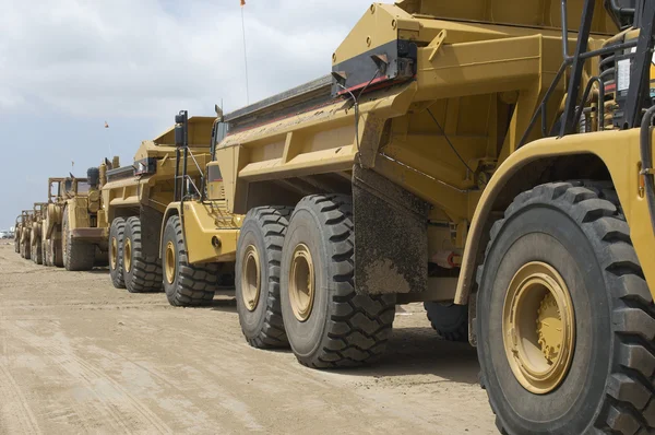 Graafmachines geparkeerd in een rij — Stockfoto