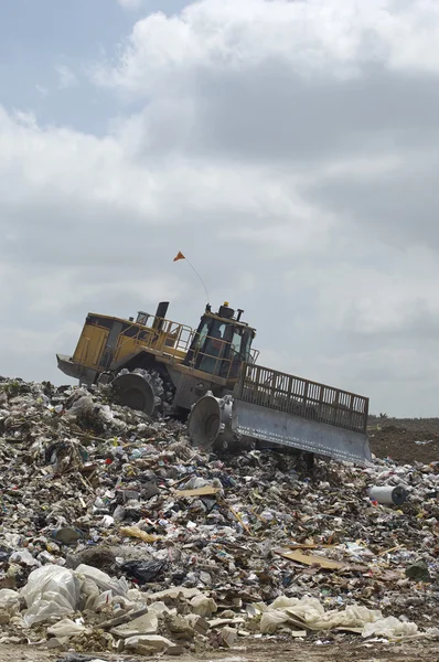 Afval op een stortplaats opgebouwd — Stockfoto