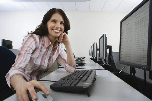 Ευτυχισμένη γυναίκα με τη χρήση υπολογιστή — Φωτογραφία Αρχείου