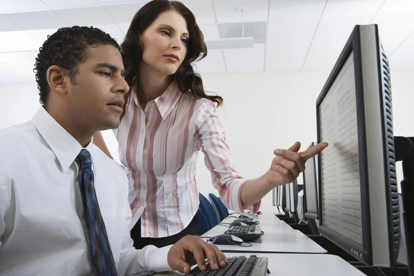 Colegas trabalhando juntos no computador — Fotografia de Stock